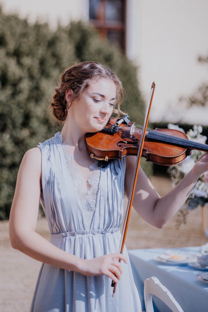 Violinistin Astrid Haferland mit ihrer Geige