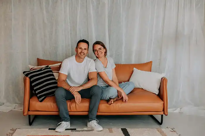 Lächelndes Paar auf Sofa