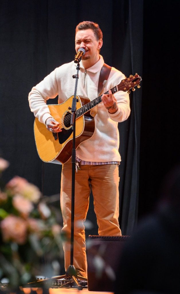 Sänger mit Gitarre auf Bühne