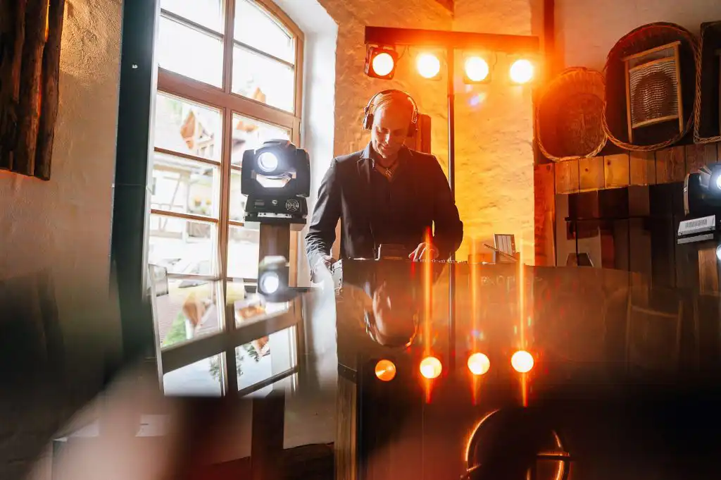 DJ am Mischpult mit Lichtern