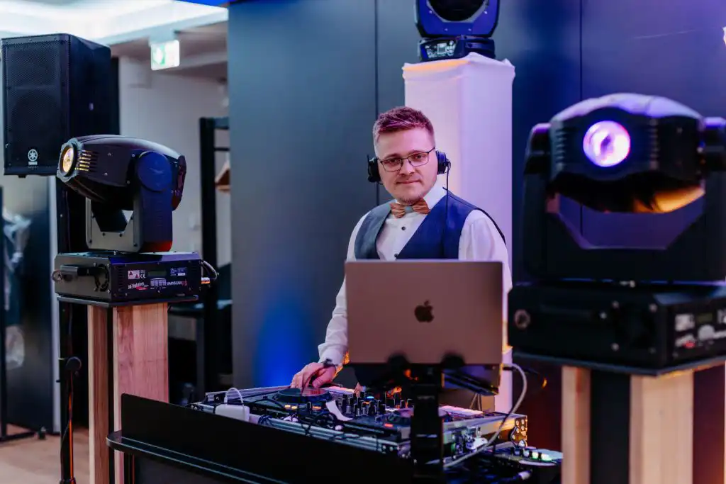 DJ an einem Mischpult