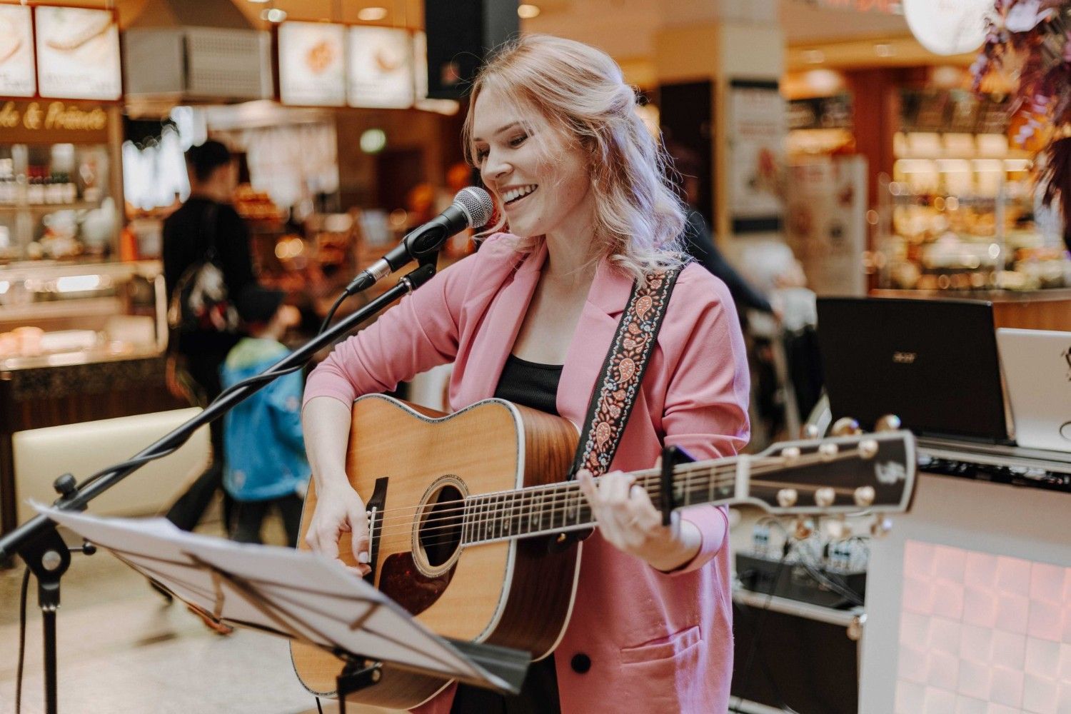 Frau spielt Gitarre und singt