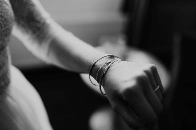 Nahaufnahme eines
filigranen Armbands an
einer Braut als Inspiration
für -Accessoires.