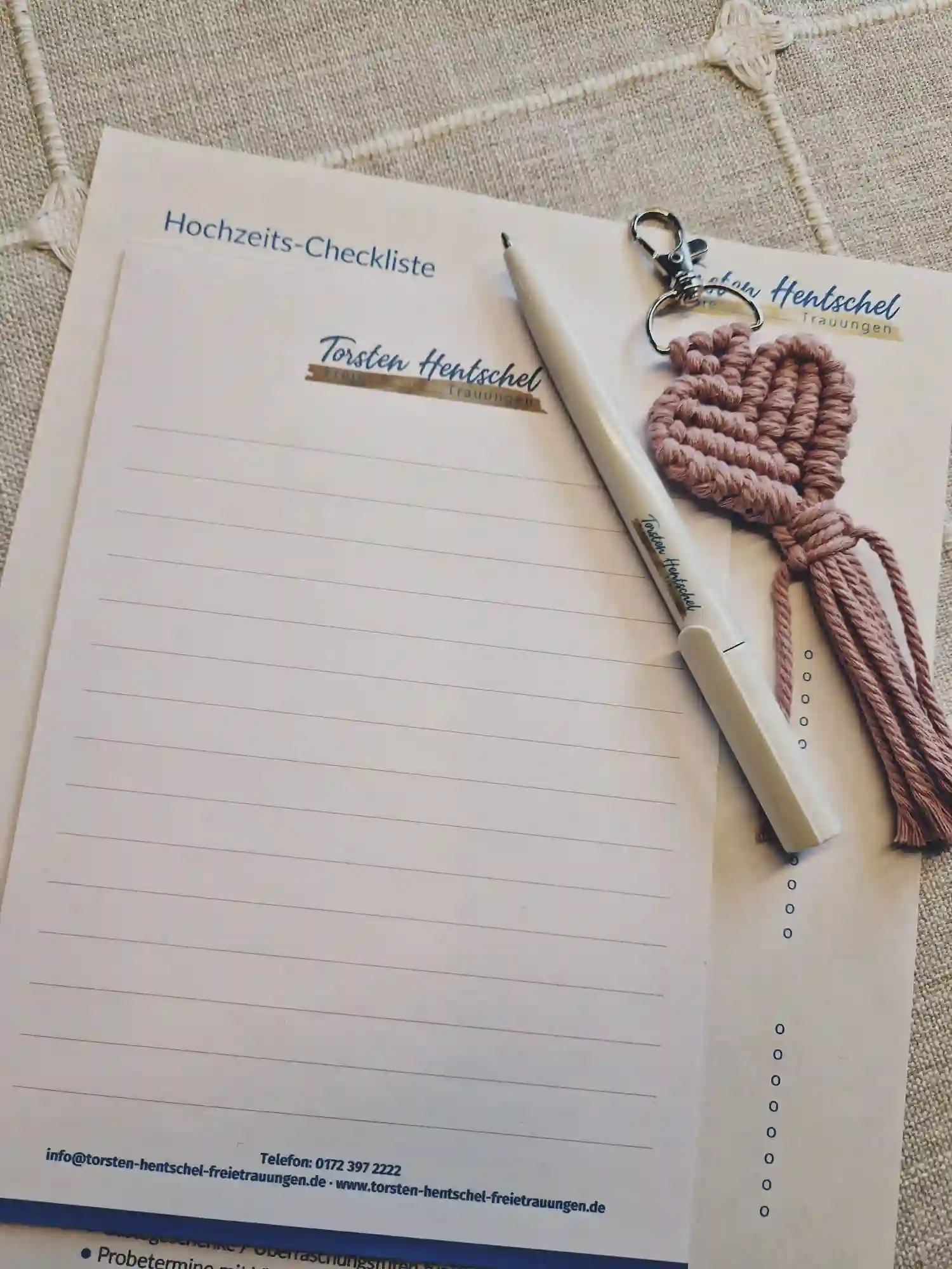 zur Budgetplanung mit
Checkliste und
Notizblock für die
Kalkulation der
Hochzeitskosten