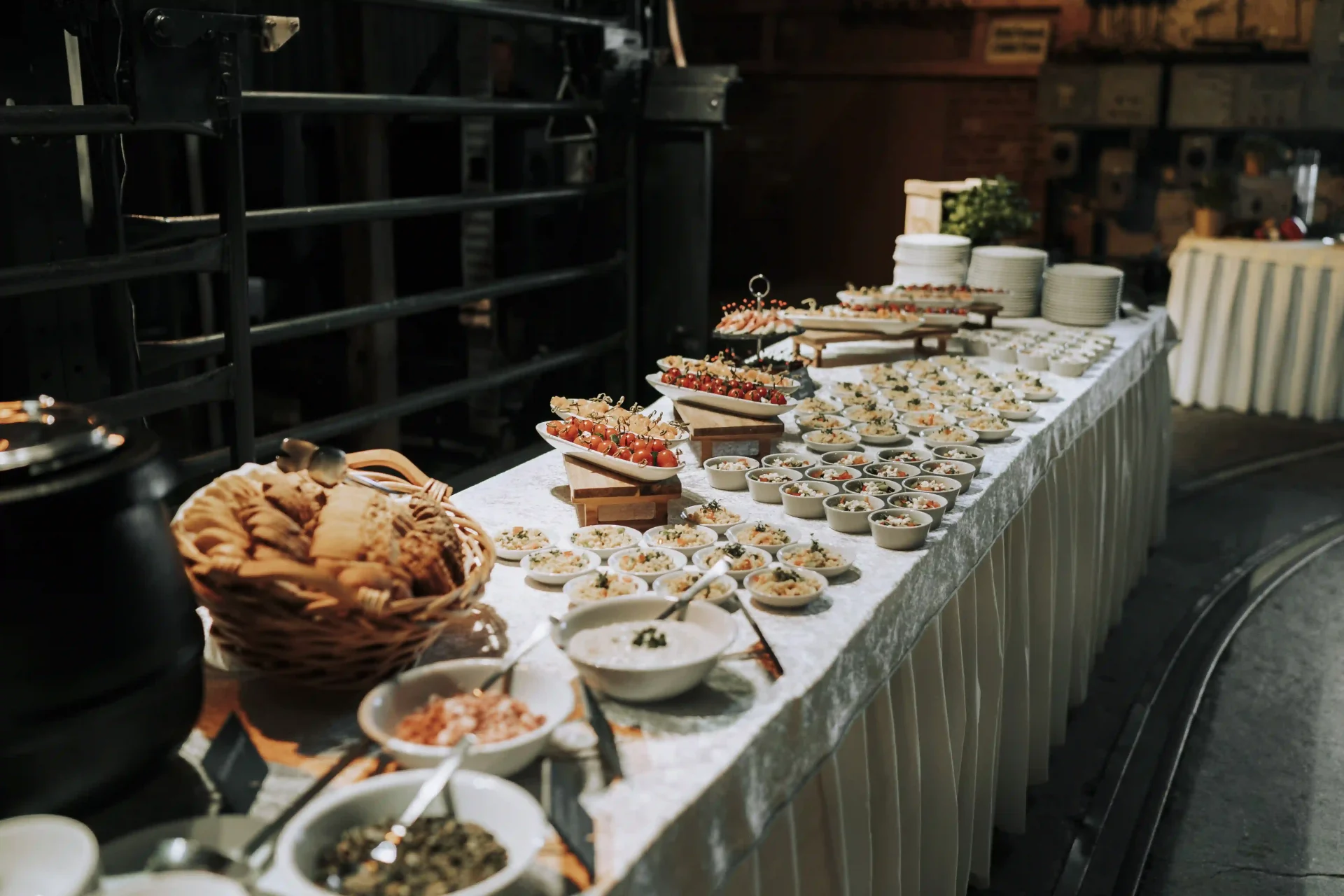 Reichhaltiges Buffet mit
Vorspeisen und Fingerfood
in einer Industrie-Location.