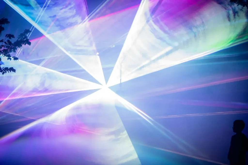 Bunte Lichtstrahlen und
Laser-Effekte einer
Hochzeitsfeier bei Nacht.