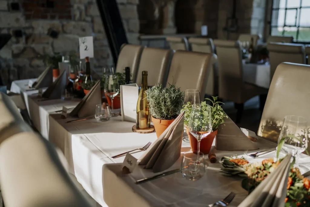 Tischdekoration für eine
umweltfreundlichere
Hochzeit mit KräuterTopfpflanzen statt
Schnittblumen und
wiederverwendbaren
Stoffservietten.